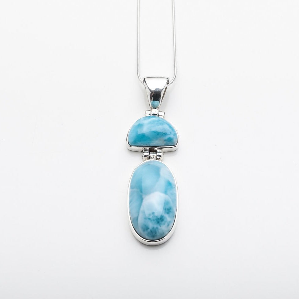 Larimar Pendant, Abril
