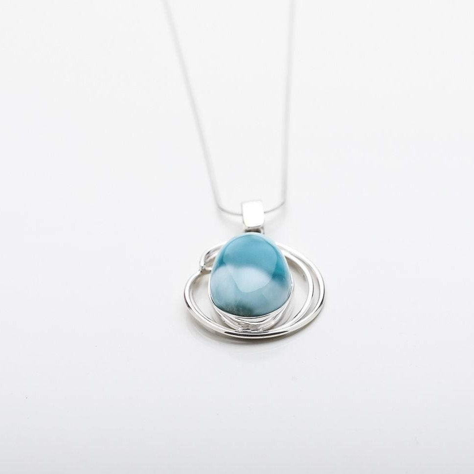 Larimar Oval Pendant, Génesis
