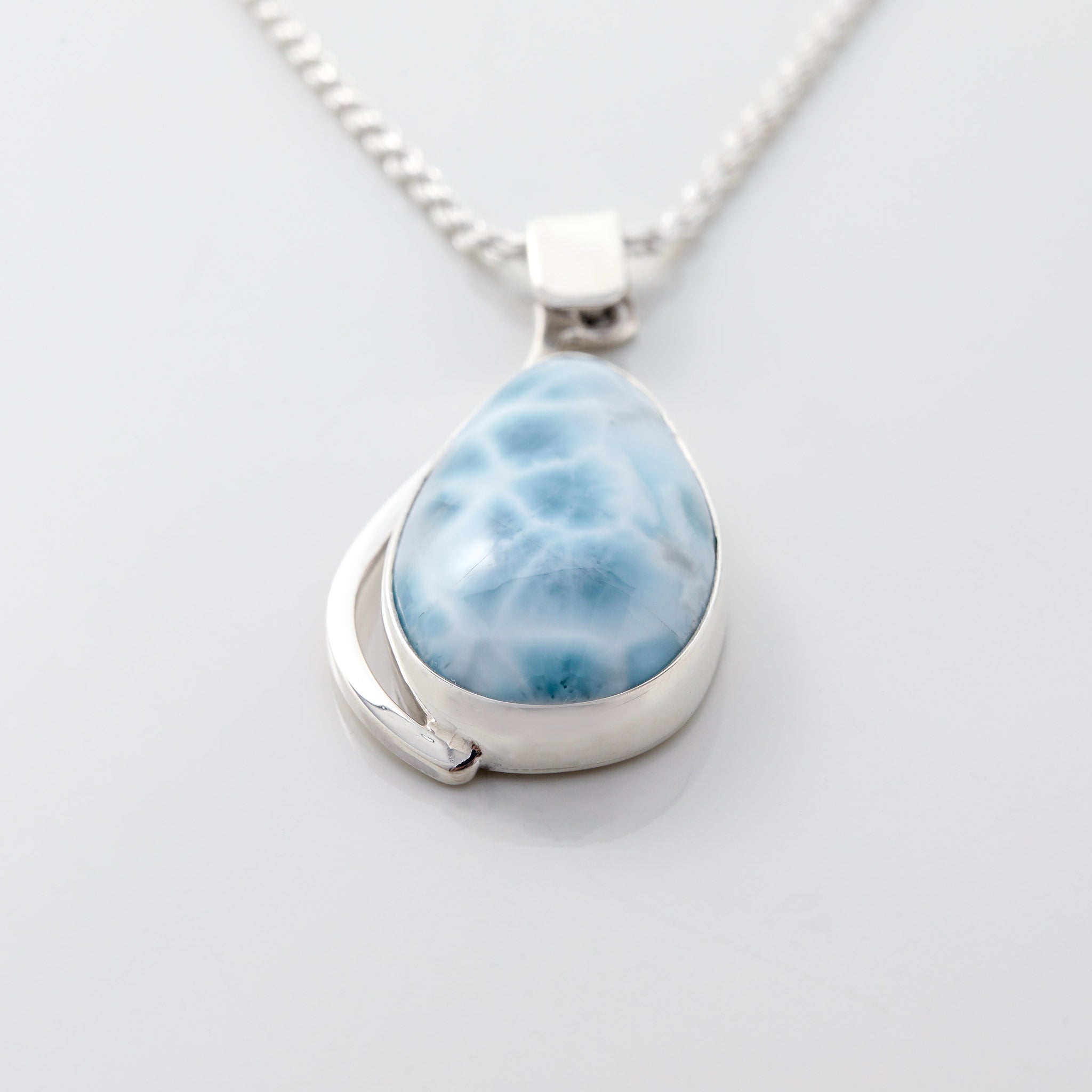 Larimar Pendant Nere Adorned with wavy details