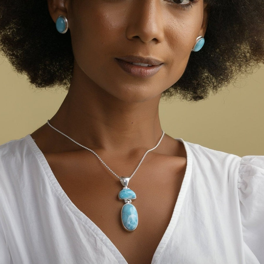 Larimar Pendant, Abril